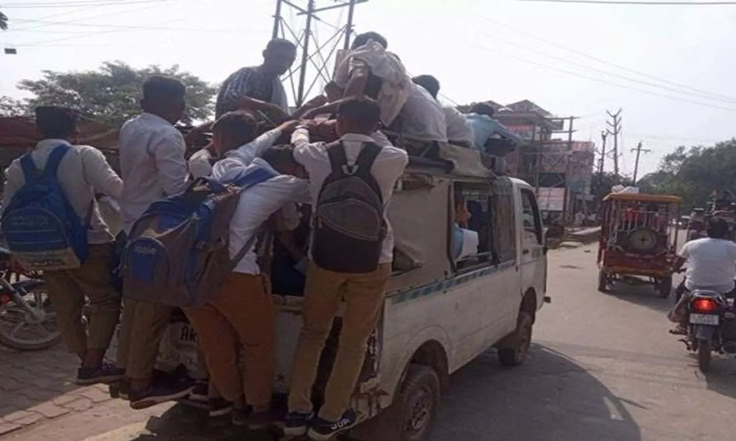 Children are traveling by hanging in vans, the silence of the Baghpat administration on the arbitrariness of the schools