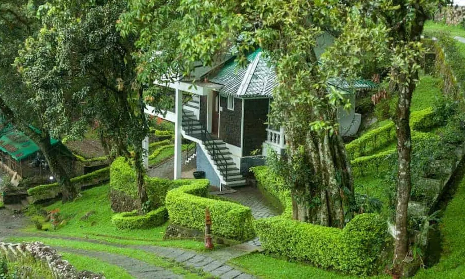 best place to stay in munnar with family