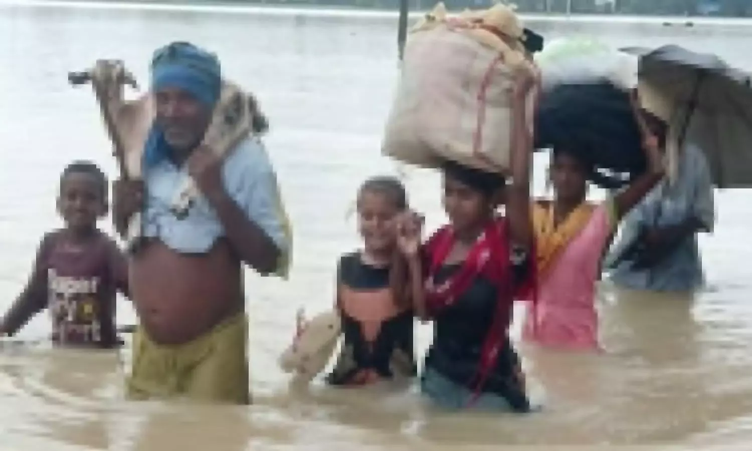 Siddharthnagar budhi rapti river broke due to heavy rainfall water level  increased in village | Flood in UP: भारी बारिश के कारण टूटा बूढ़ी राप्ती  नदी पर बना बांध, सिद्धार्थनगर के कई