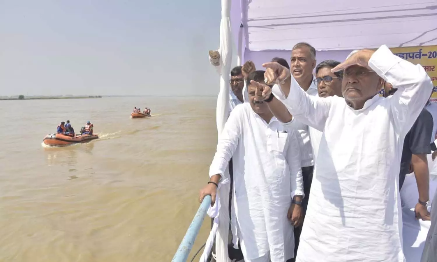 CM Nitish Kumars steamer collided with the bridge of JP Setu, the Chief Minister narrowly survived