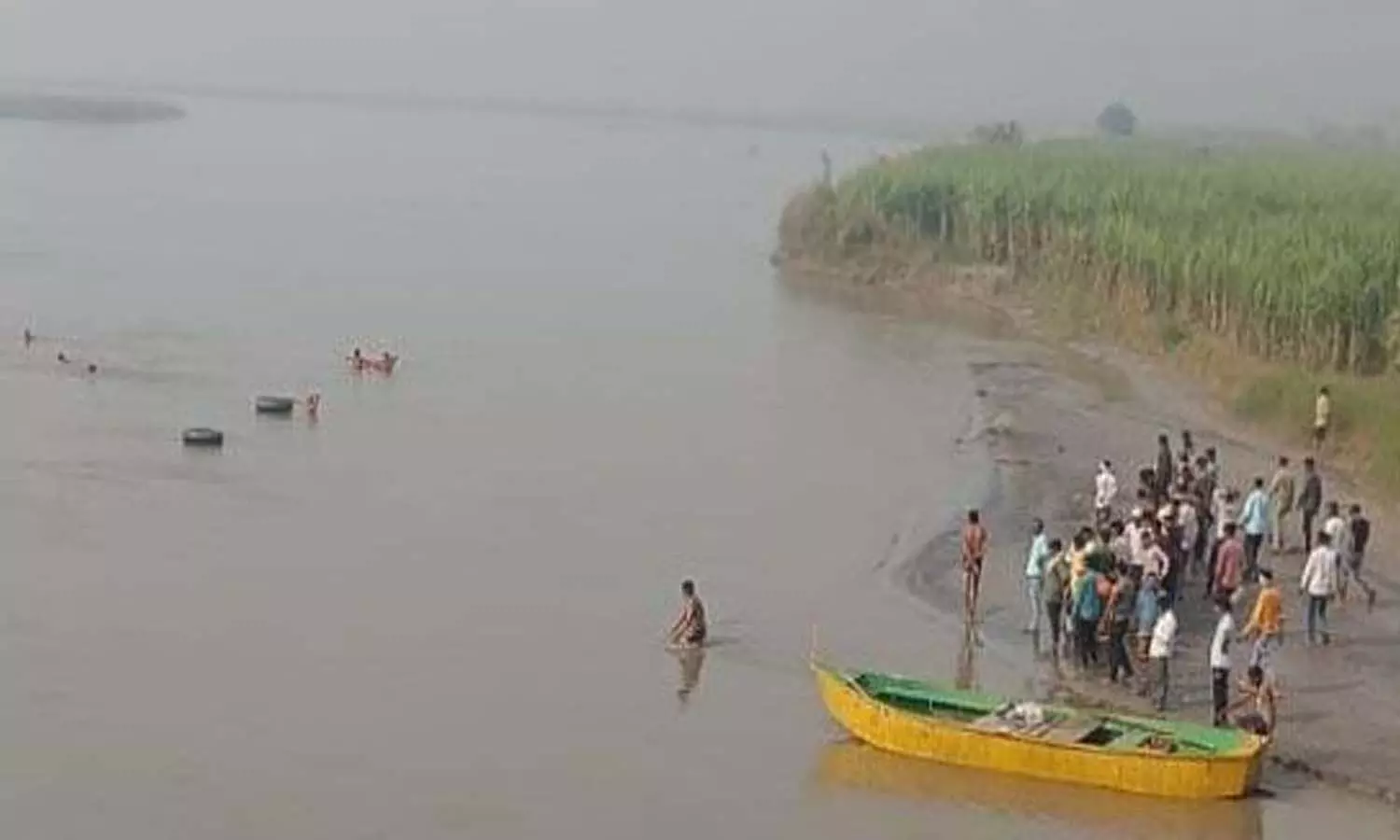 Boat sinks at village Bhimkund Ganga Ghat in Hastinapur area of ​​Meerut, 2 missing