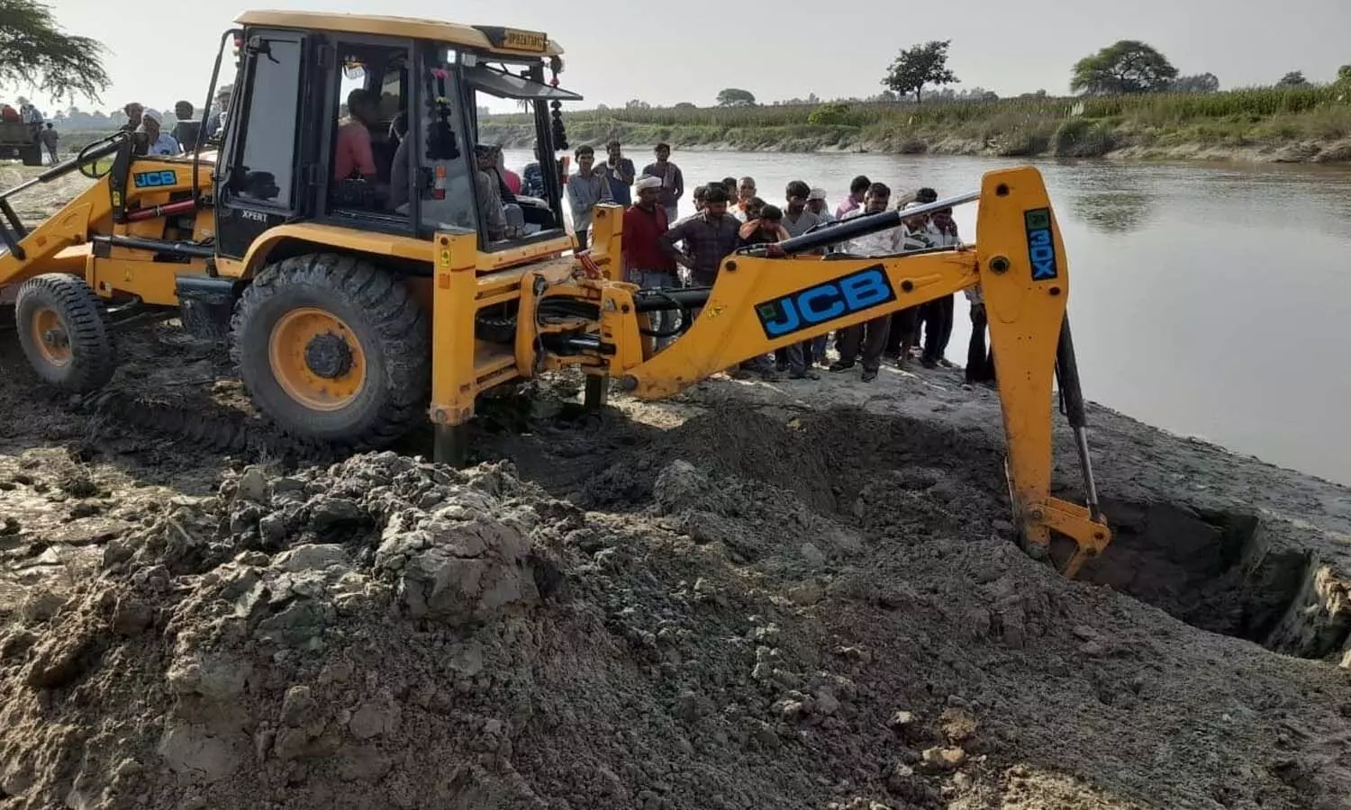 Etah News: मिट्टी की ढाय गिरने से हुई तीन बच्चों की मौत, जेसीबी मशीन से किये गए दफन, सामने आई प्रशासन की संवेदनहीनता