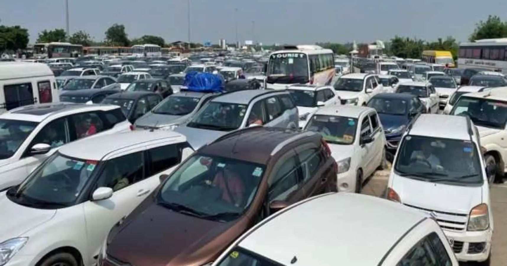 lucknow agra expressway heavy traffic jam on jewar toll plaza diwali 2022