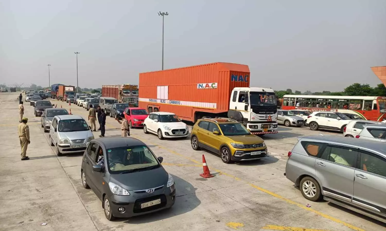 Huge Traffic Jam On Agra Lucknow Expressway