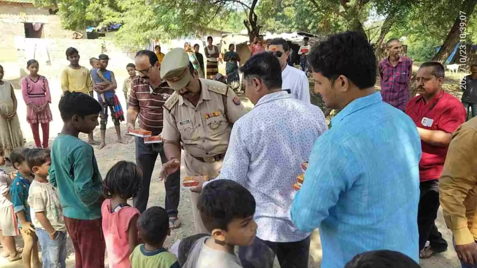 sonbhadra police celebrate diwali 2022 with old age and poor children in slum area