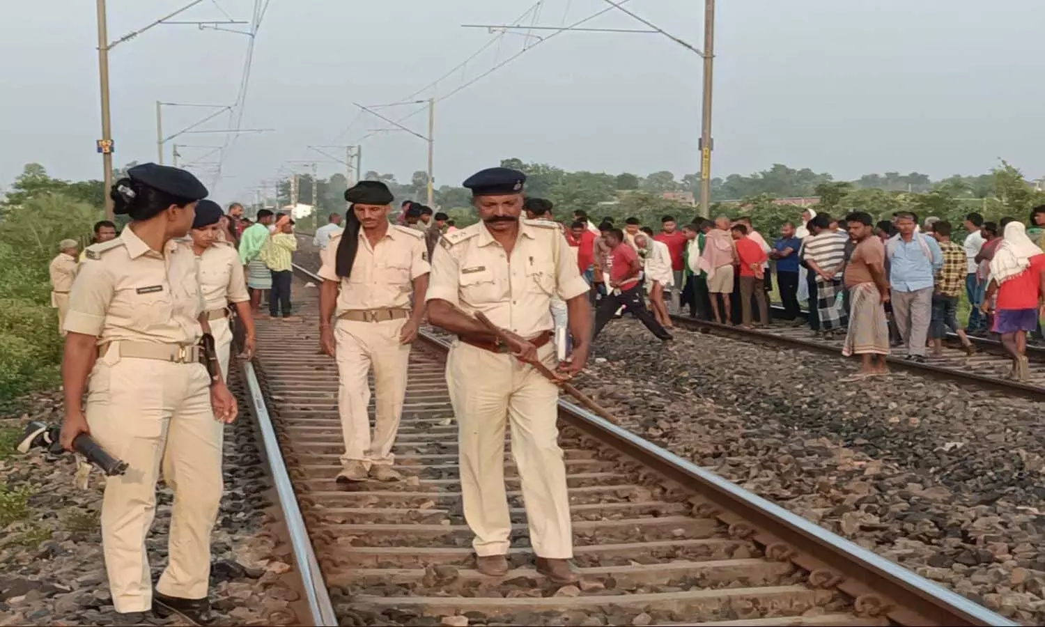 Lover couples body found on railway track in Bihar, fear of murder in love affair, fierce protest in protest