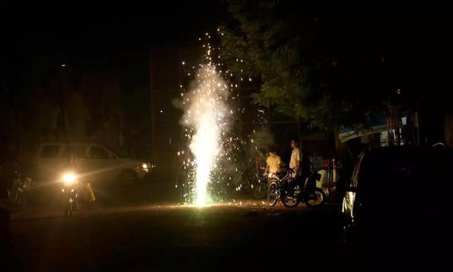 On the occasion of Diwali, arson took place in many places including Delhi, Mumbai