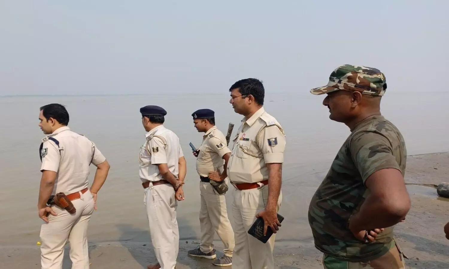 Bihar: शराब तस्करों को पकड़ने जा रही पुलिसकर्मियों की नाव पलटी, एक जवान की मौत, 3 लापता