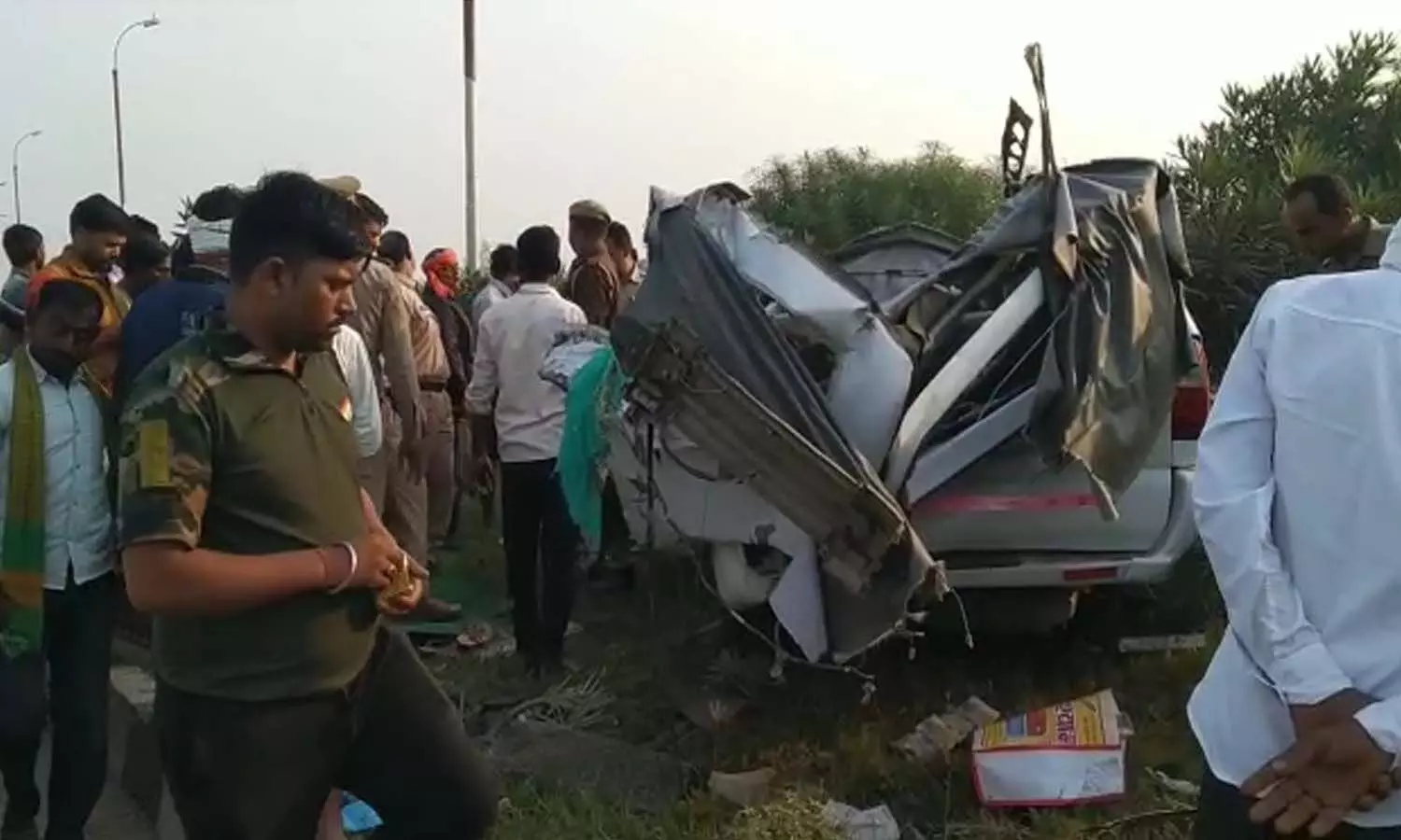 Tavera car overturned after hitting a pillar in Prayagraj, 5 people died in a road accident