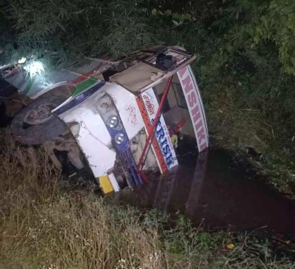 private bus accident in banda 13 passengers injured