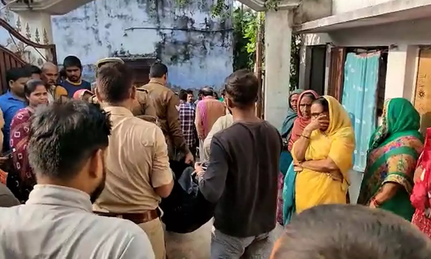 In Mohanlalganj, Lucknow, a woman along with her lover killed her husband.