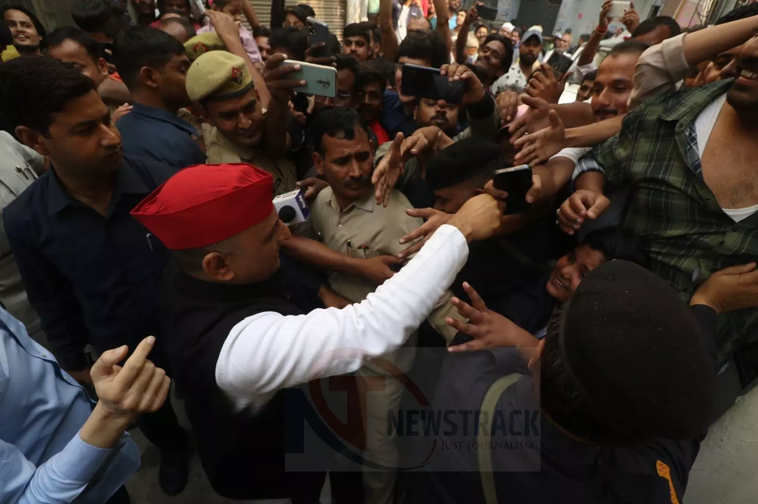 Akhilesh Yadav reached old Lucknow