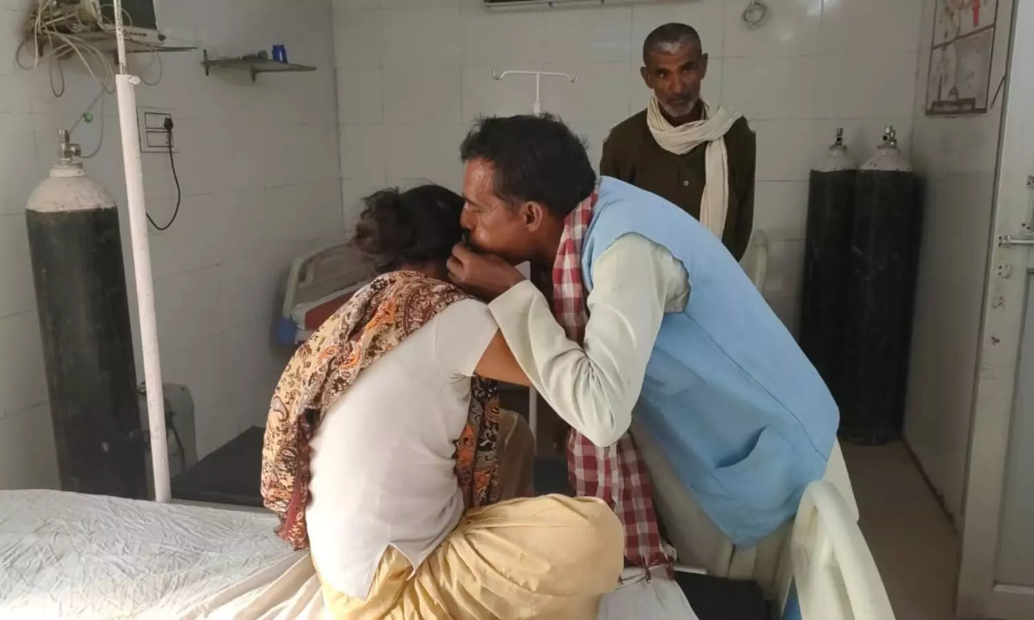 Mahoba News District Hospital Tantriks are treating patients