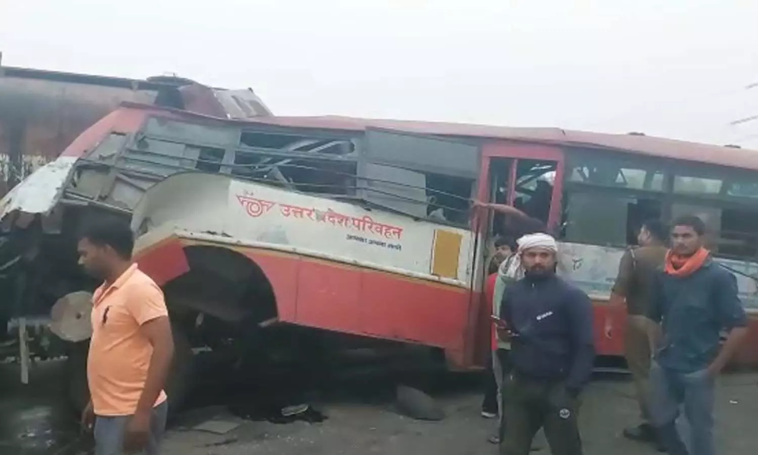 Truck and roadways bus collide in Agra, more than half a dozen passengers injured