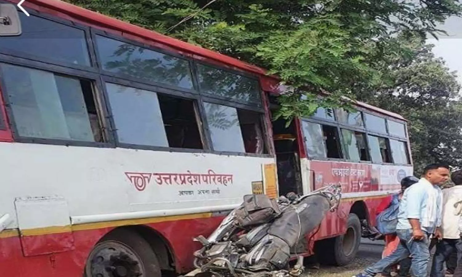 Women pelted stones on roadways bus, passengers ran away after leaving the car