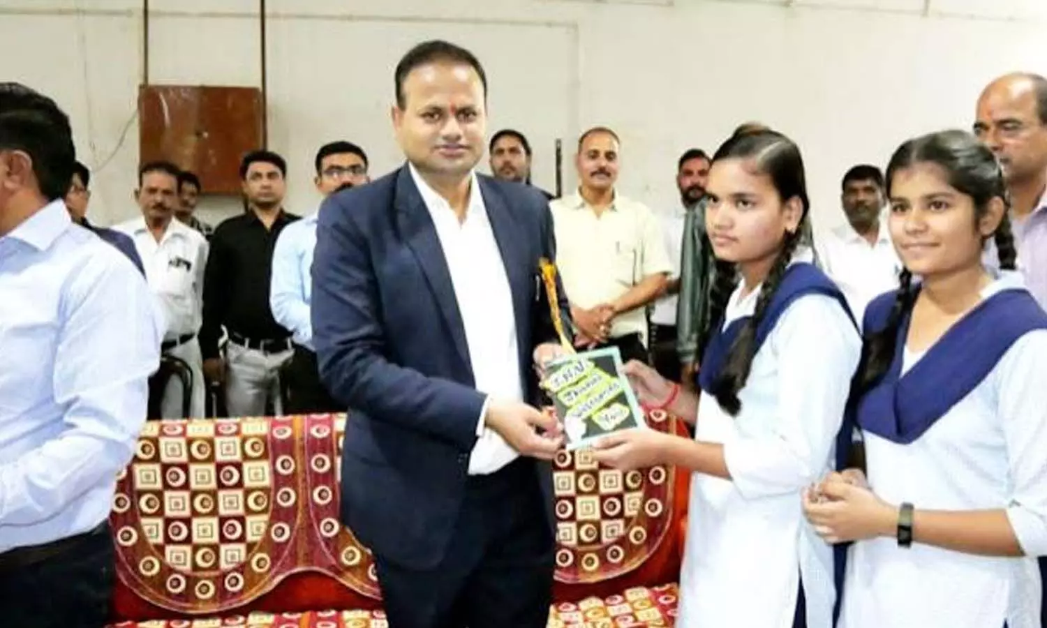 In Jhansi, District Magistrate Ravindra Kumar presented RO and solar water heater plant to the children of Navodaya Vidyalaya.