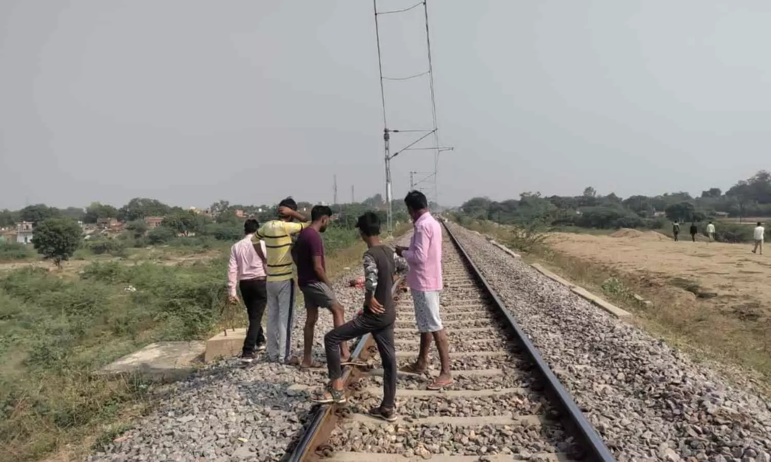 Hamirpur News a man suicide on kanpur banda railway track Three hours the dogs kept dragging