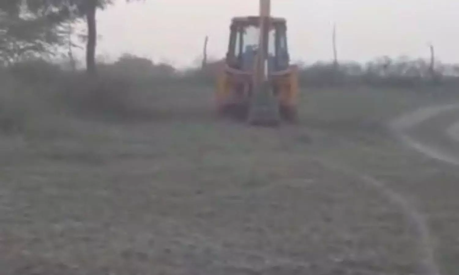 Jhansi news in the MNREGA work JCB machine is being done work instead of laborers