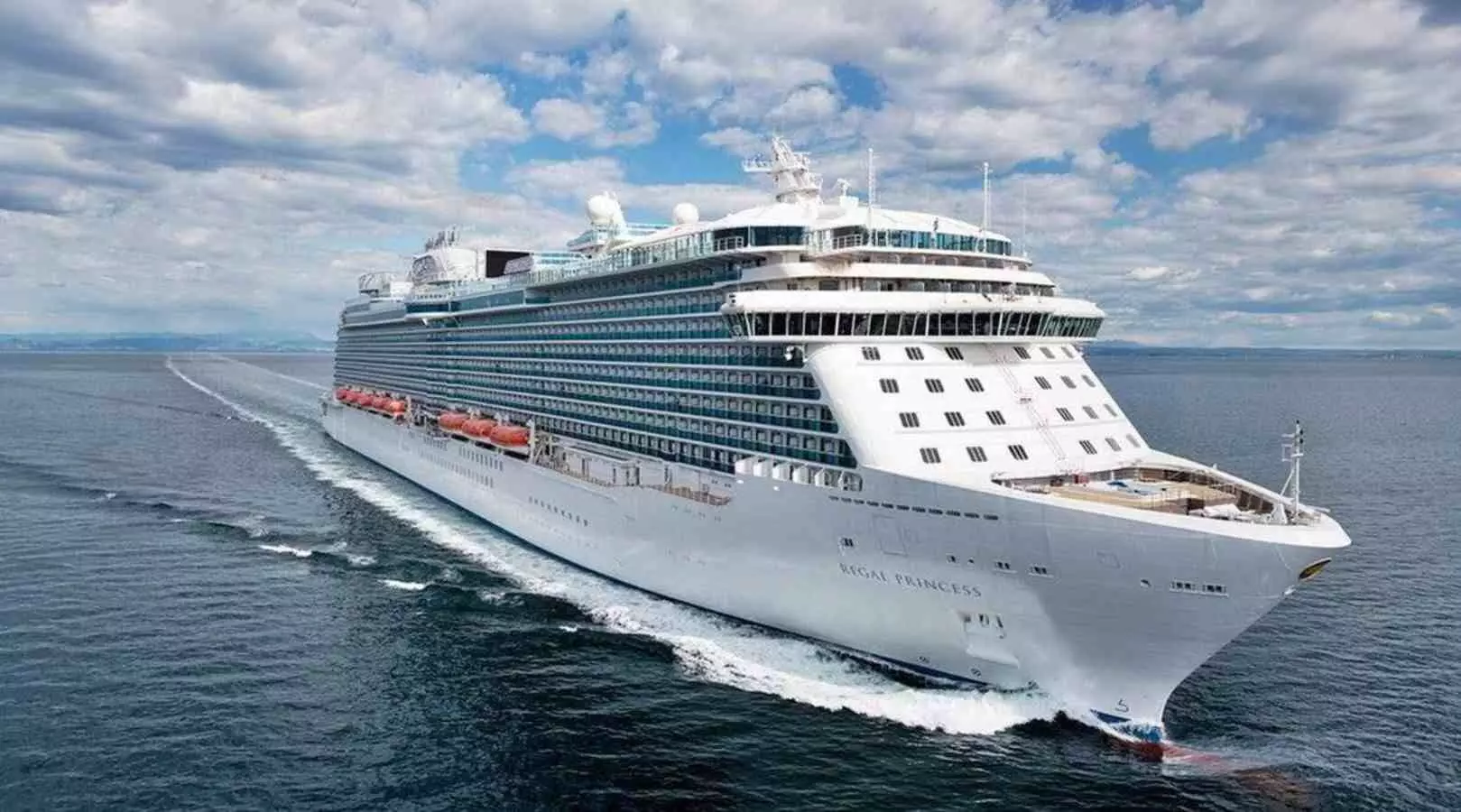 australia holiday cruise ship docks in sydney 800 passenger corona positive officials said high risk