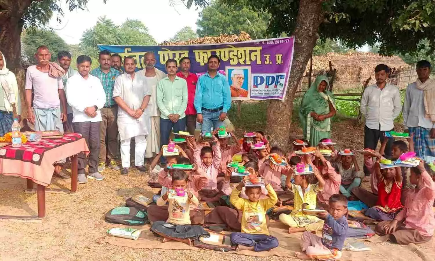 Chandauli News PPF UP distributed teaching material to the students