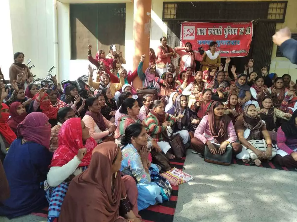 moradabad kundarki phc moic slapped asha workers protest in front of cmo office
