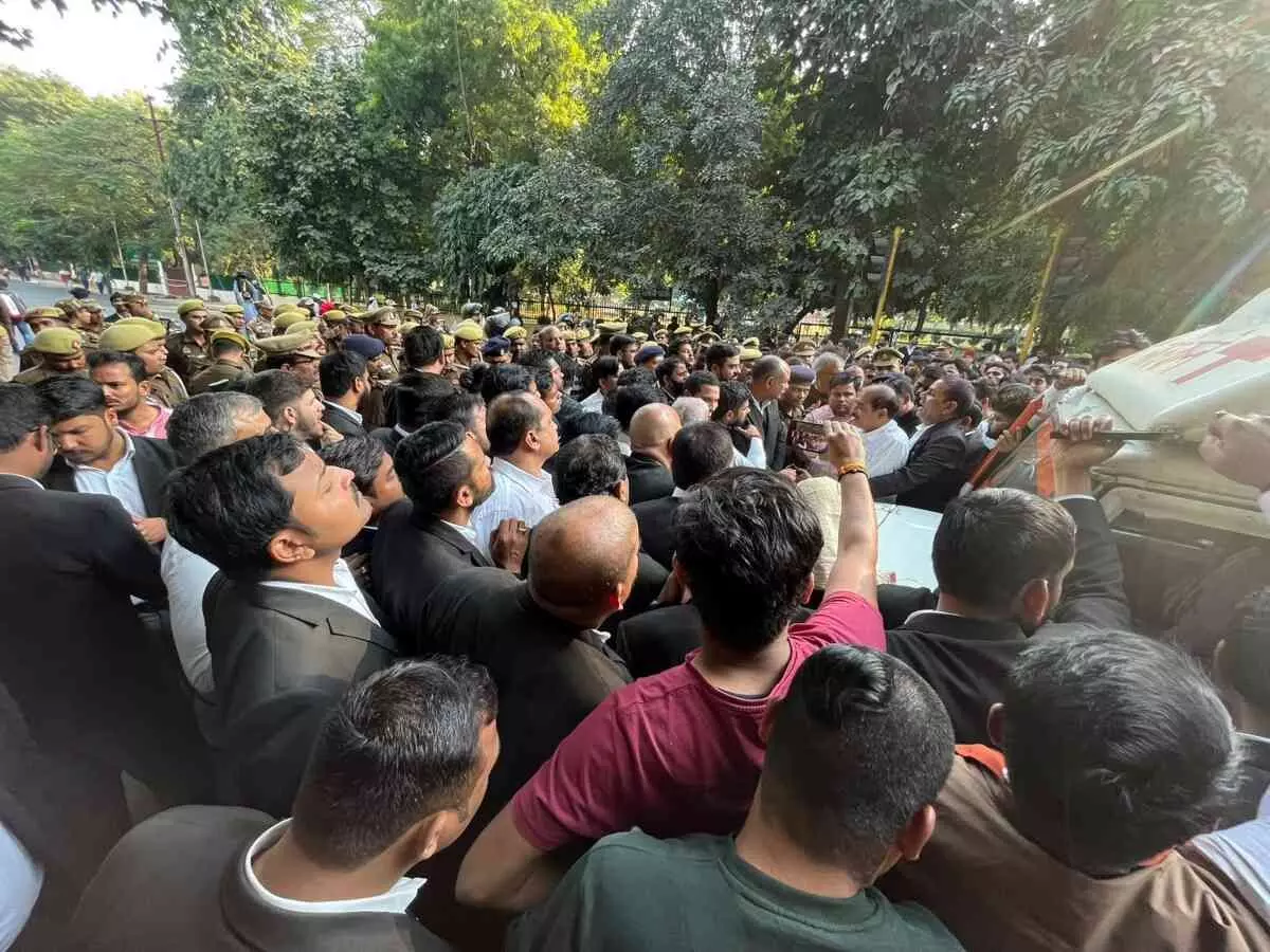 lawyers protested against the death of their colleague kaushalendra dwivedi at collectorate lucknow
