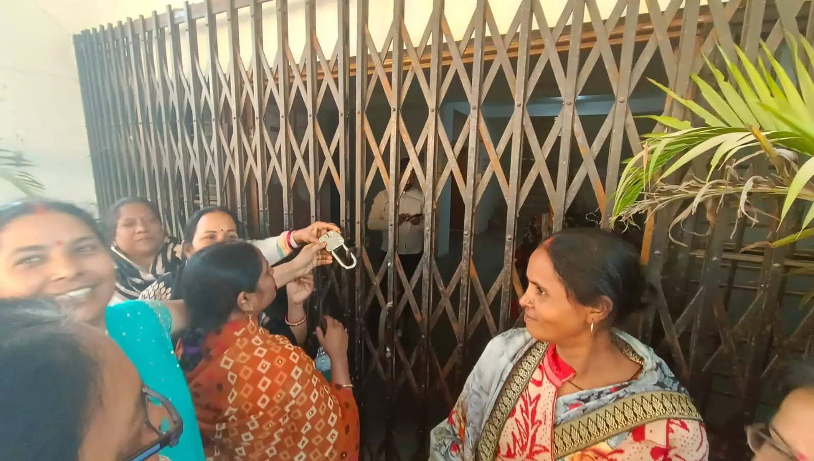 Ambedkar Nagar News Asha worker locked the CMO office gate