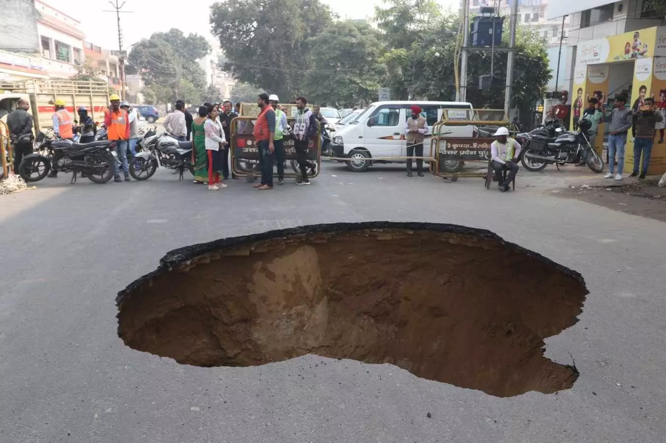 lucknow road collapse suddenly road collapsed in lucknow lucknow news lucknow  vikas nagar area newstrack hindi news up news | Lucknow: लखनऊ के विकास नगर  में धंसी सड़क, 20 फ़ीट का बना