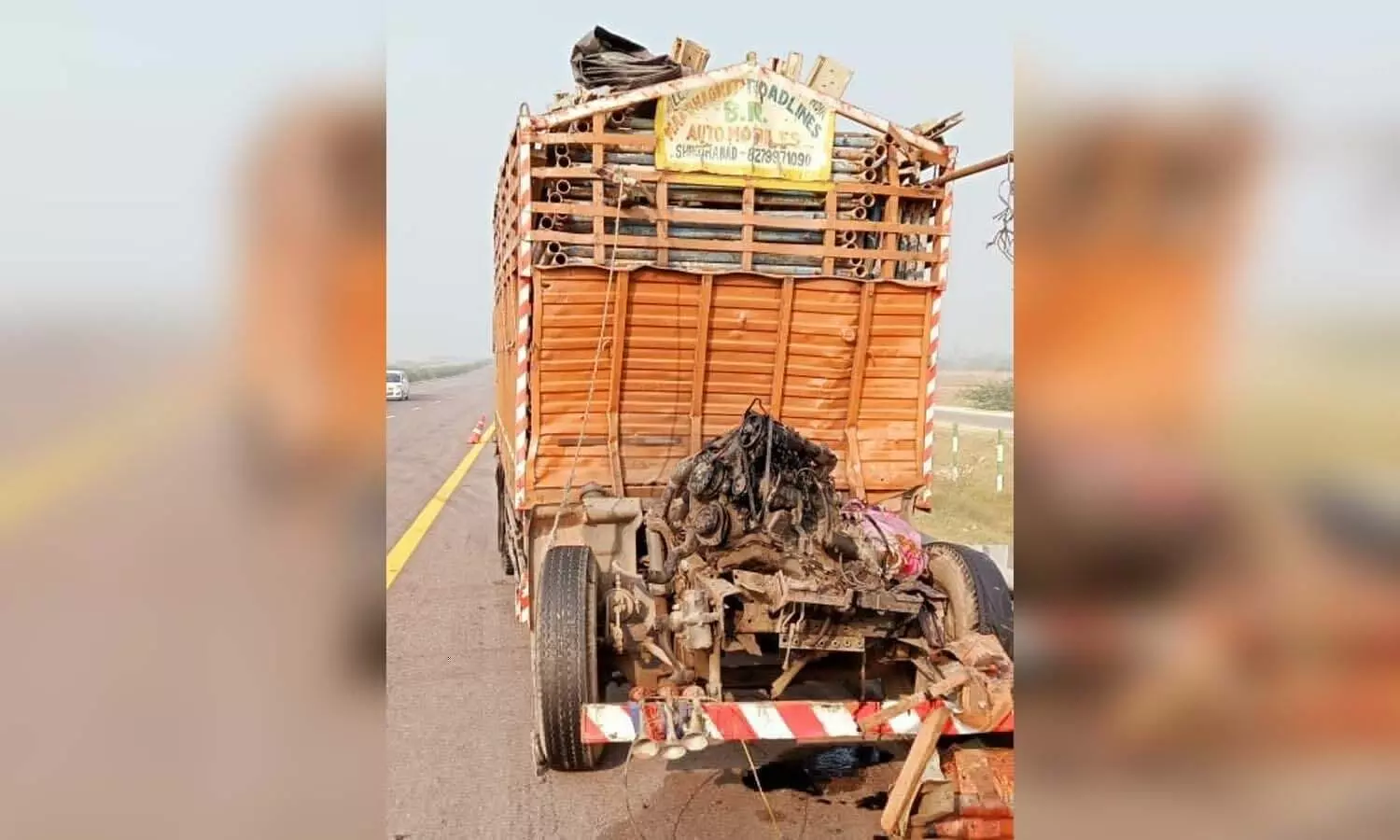 Truck collided with DCM in Unnao, driver and helper cousins ​​died