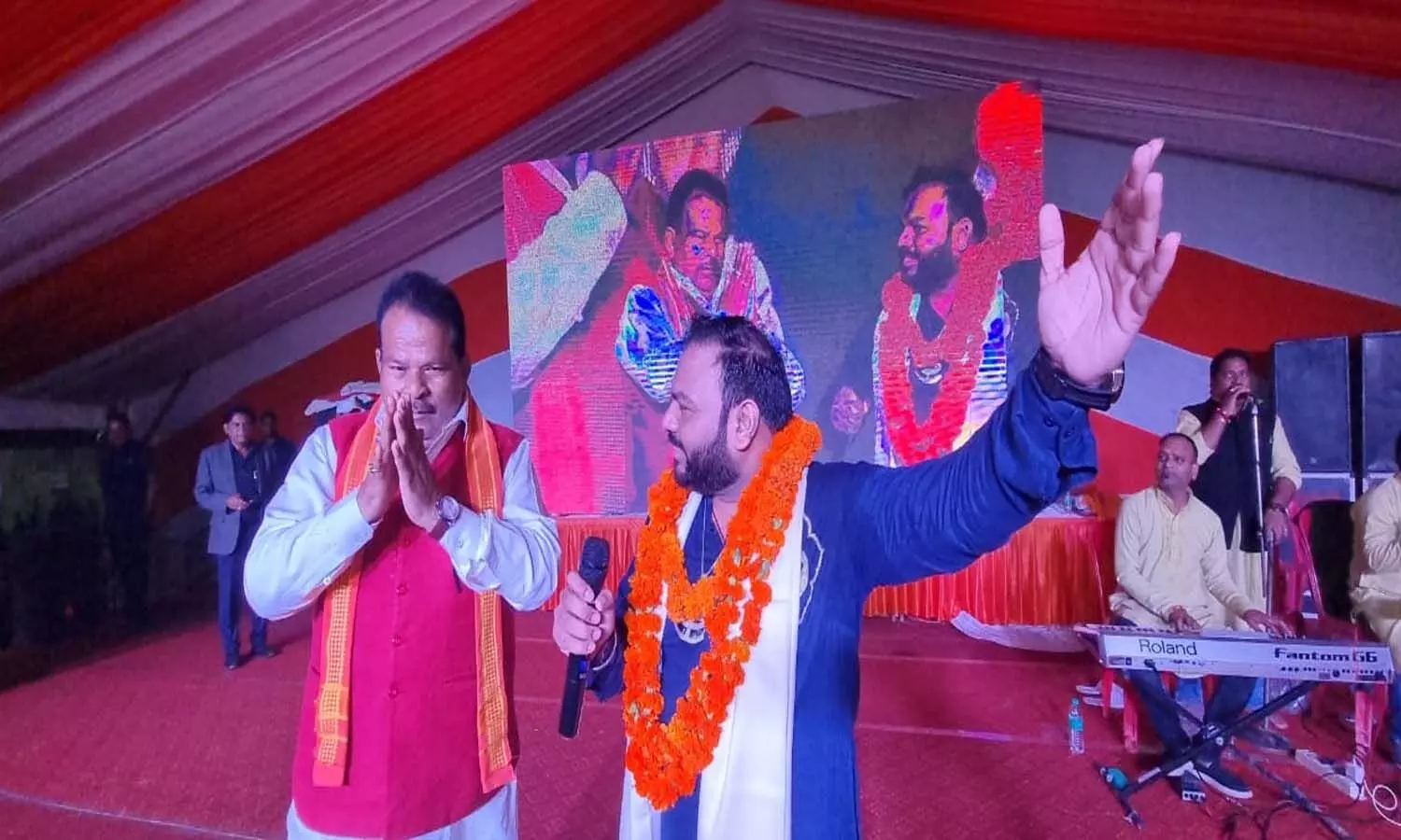 Singer Kanhaiyalal Mittal performed on the last day of Amargarh Festival in Siddharthnagar