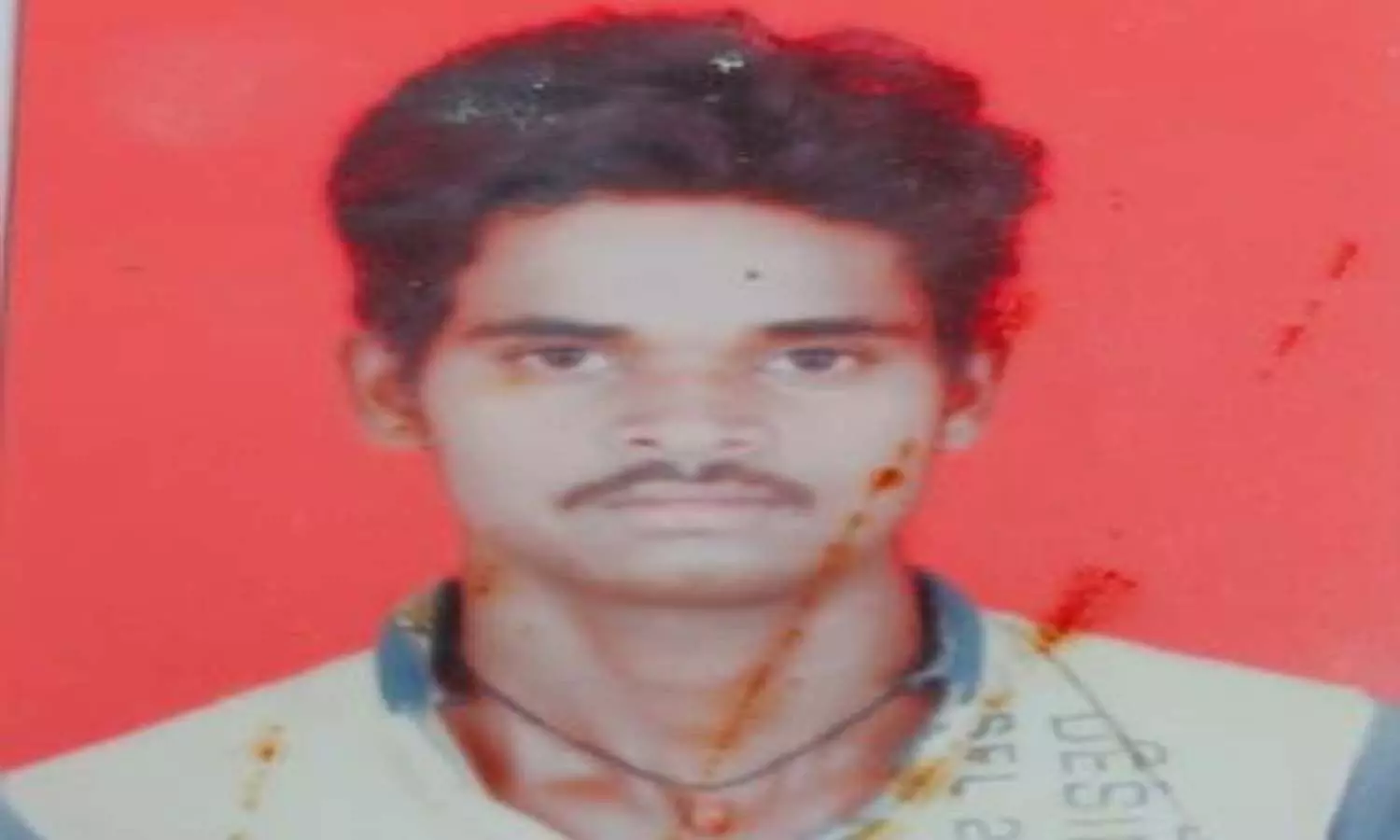 A young man died due to electrocution while going to defecate in the field in Fatehpur.