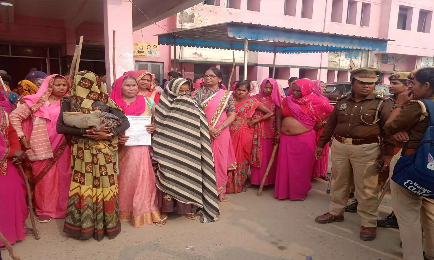 Gulabi gang protests for not recruiting rape victim, memorandum given to CMS