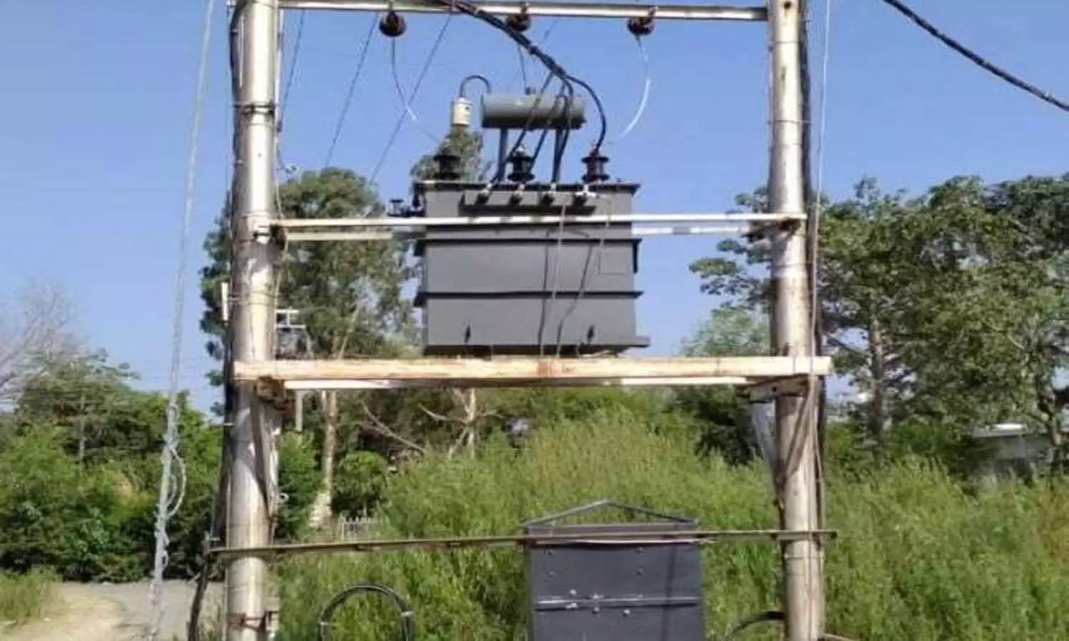 Oil worth one crore rupees stolen from 300 transformers in Banda: Photo