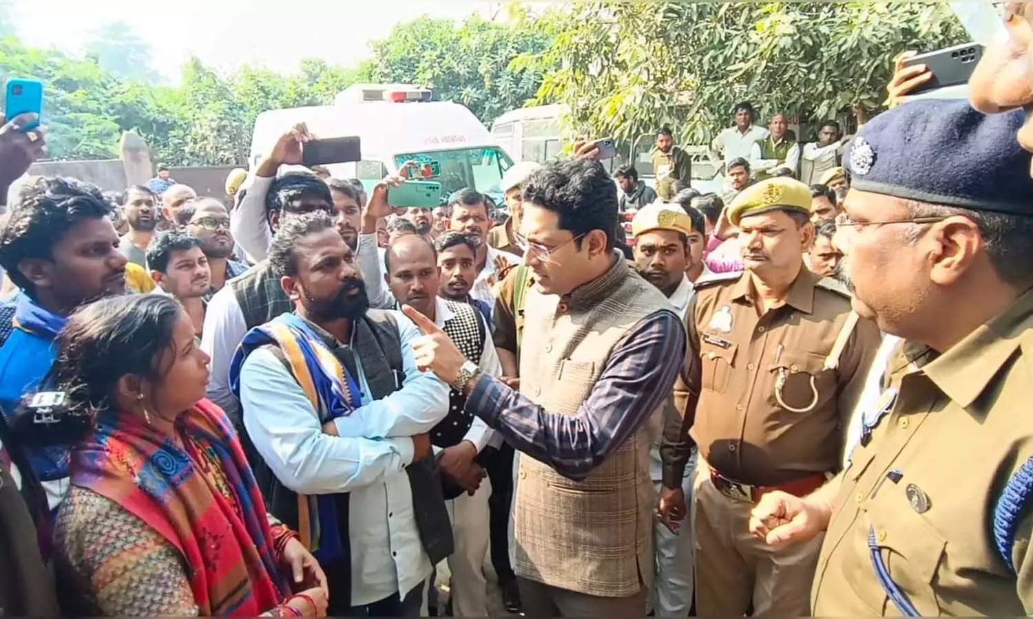 Demonstration of angry relatives at the district hospital in Ambedkar Nagar due to police beating