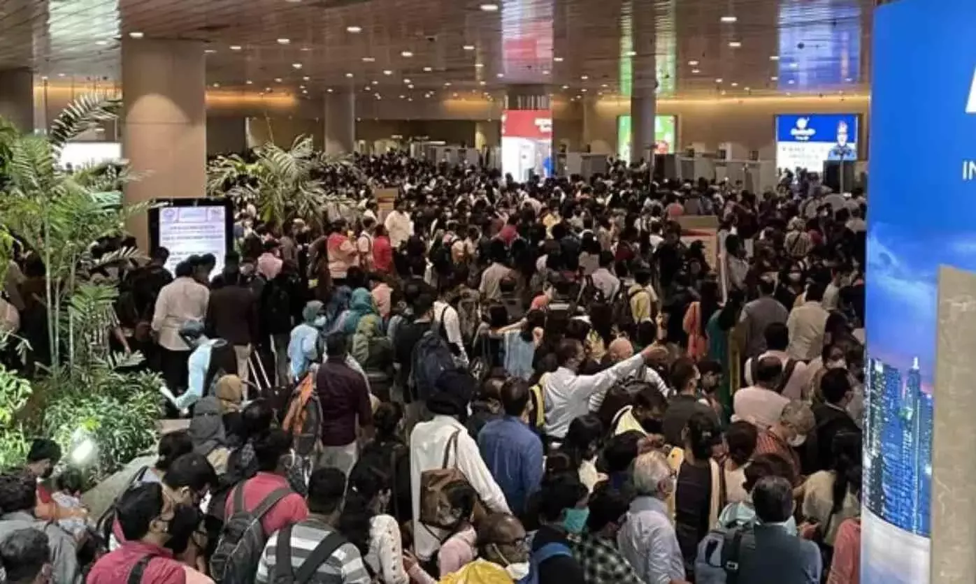 mumbai international airport server down huge queues of passengers increased crowd