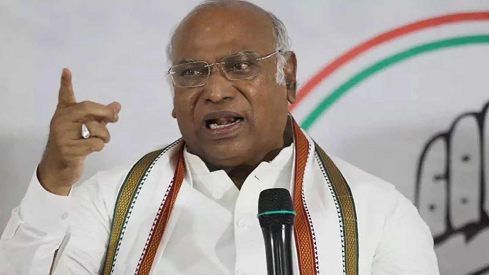 Congress President Kharge In Action: कांग्रेस अध्यक्ष खड़गे ने अपनाए कड़े तेवर, कहा - जिम्मेदारी न निभा पाने वालों को छोड़ना होगा पद