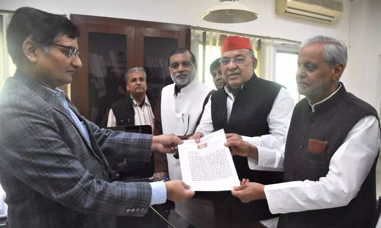 Mainpuri By Election SP delegation submitted memorandum to Election Commission