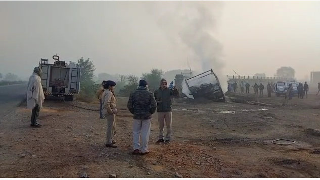 Heavy collision between car and truck in Rewa bypass two people burnt alive MP