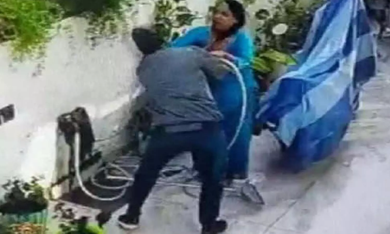 Live video of thieves snatching chain from womans neck after entering house in Agra goes viral