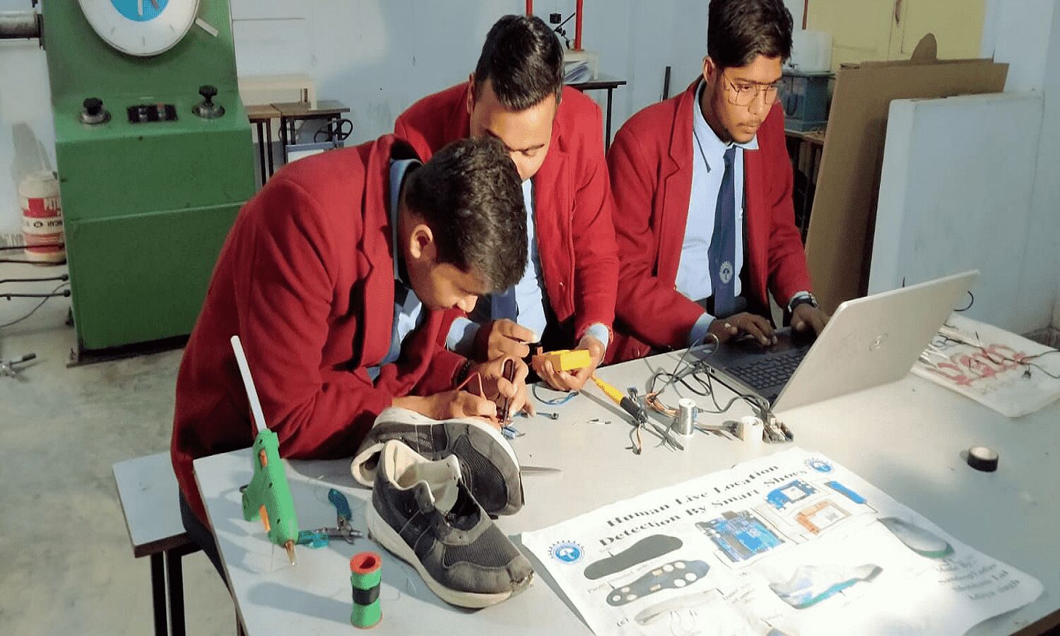 Smart Shoes: Students of Gorakhpur made such a smart shoe, can make people safe in times of disaster