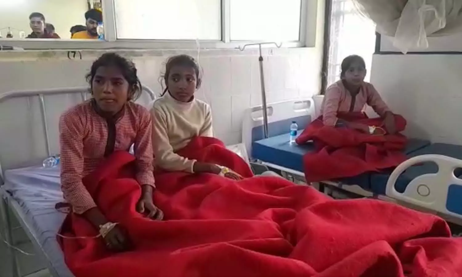 Childrens condition deteriorated after eating mid day meal in Firozabad, 18 children admitted to CHC