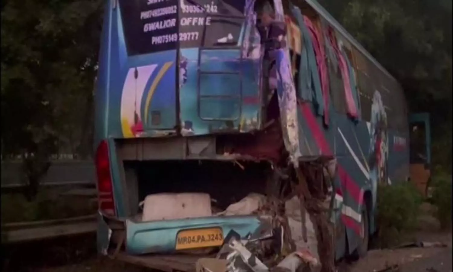 Heavy collision of two buses on Greater Noida Expressway, three dead, two dozen injured