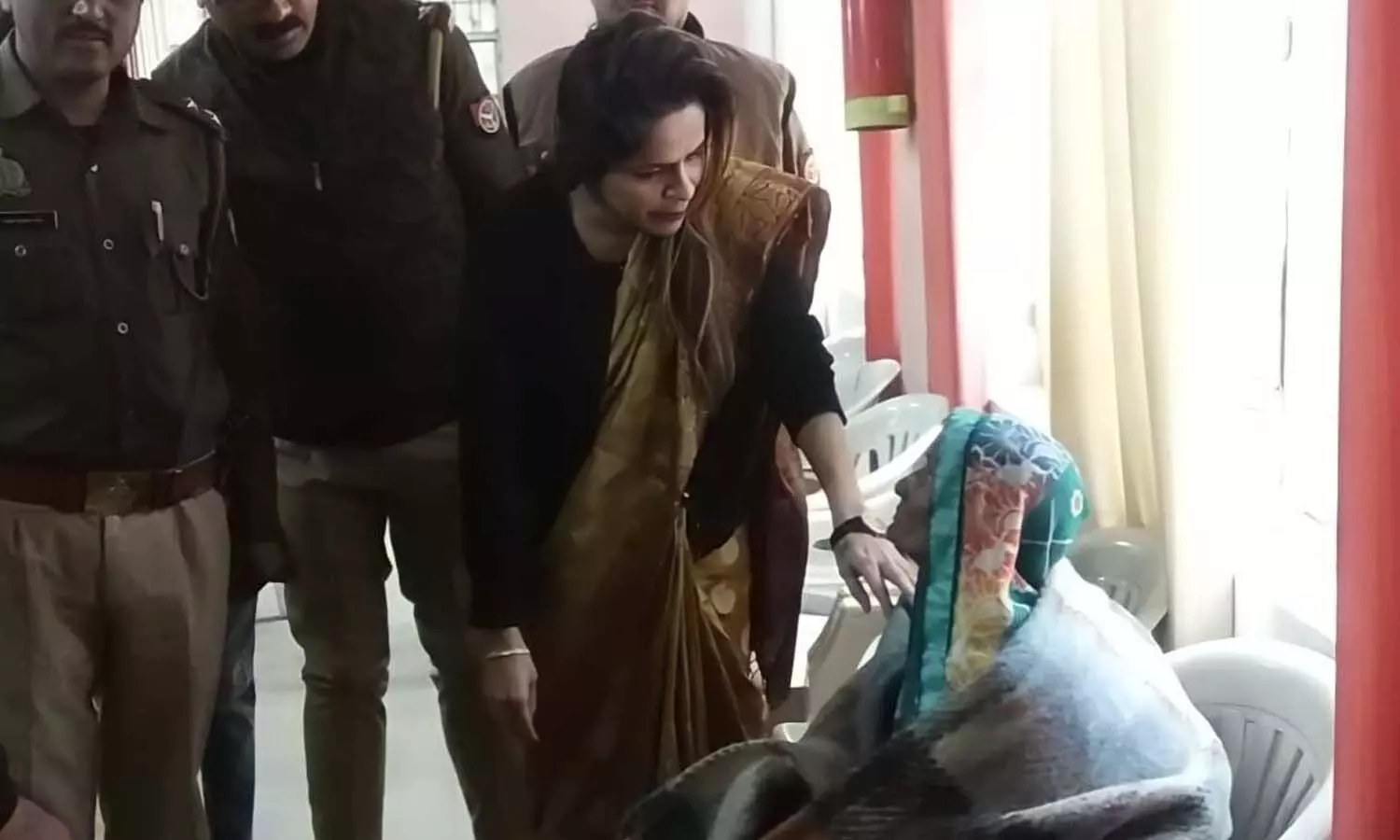 SDM Swati Shukla herself reached to the elderly woman during Sampurna Samadhan Divas
