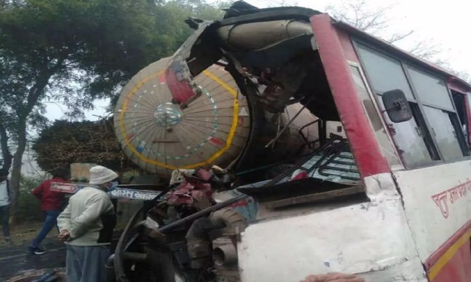 road accident in agra lucknow expressway