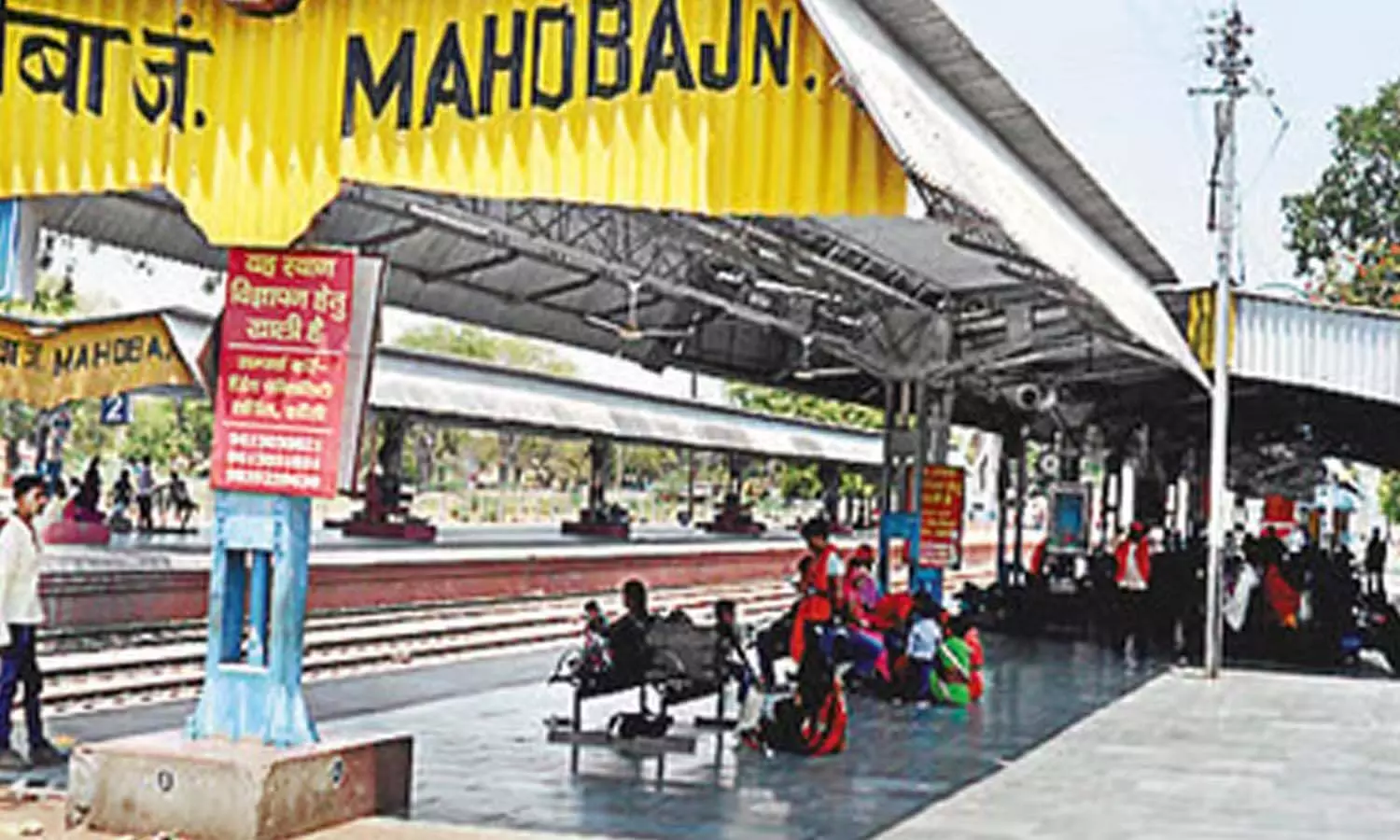 Mahoba News: Woman jumped from moving train after leaving son in railway platform, condition very critical