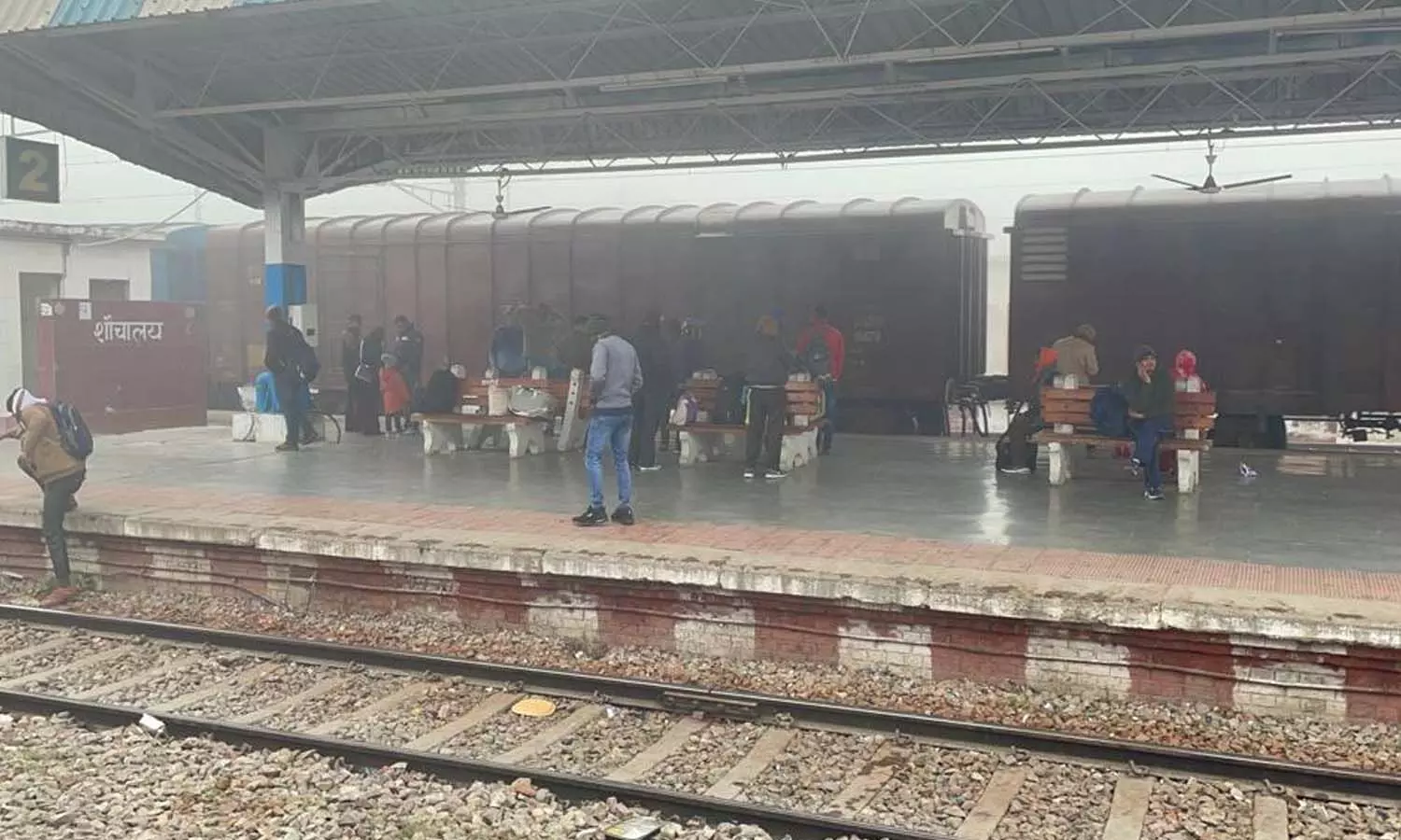 Train reaching Hardoi delayed due to fog, know which train was canceled and which was late