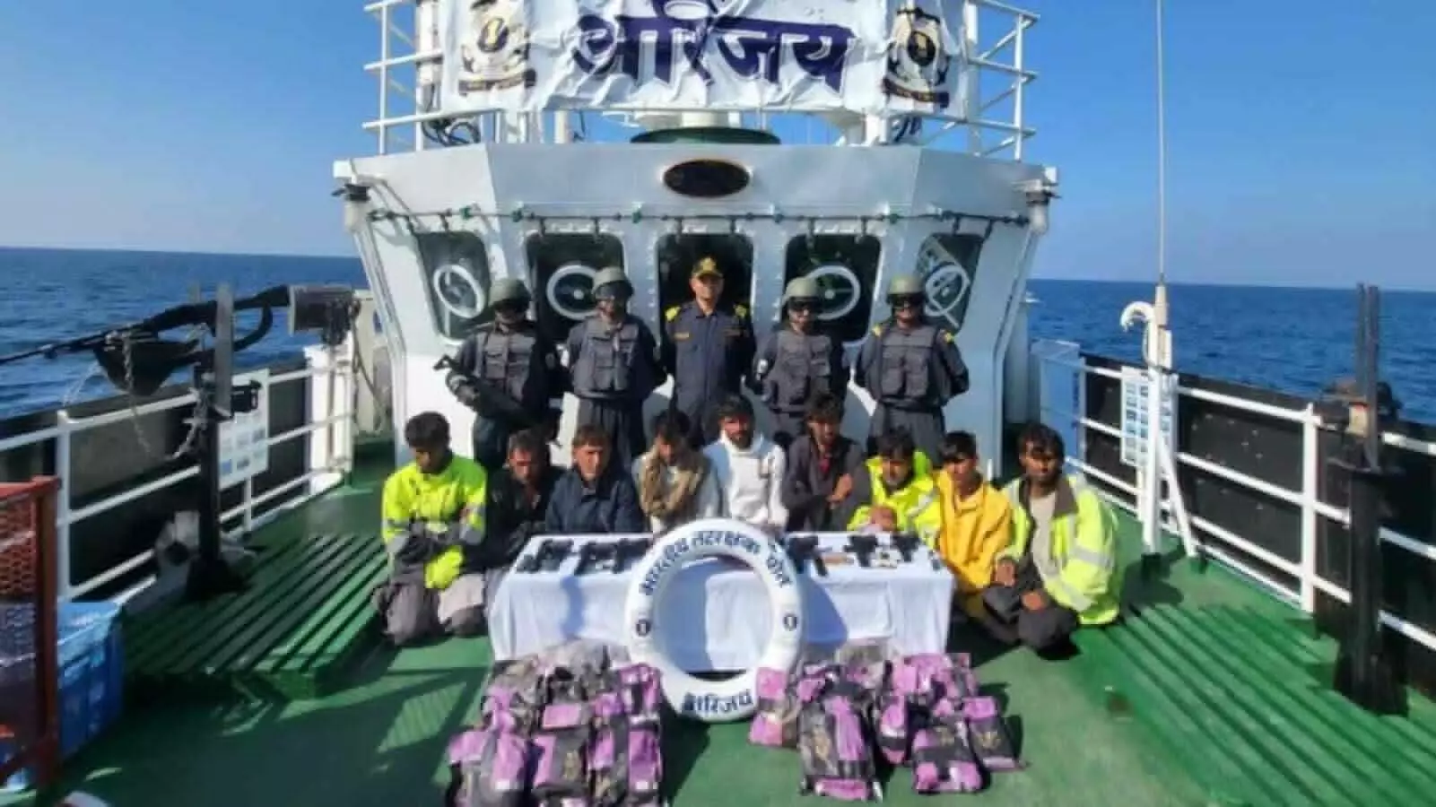 Pakistani Boat से 300 करोड़ का ड्रग्स बरामद, इंडियन कोस्ट गार्ड की बड़ी सफलता
