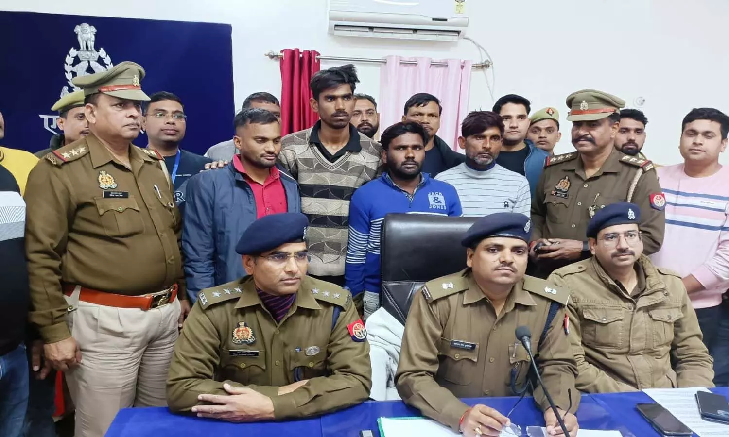 Etah police revealed 5 incidents of robbery and snatching that happened in three police station areas