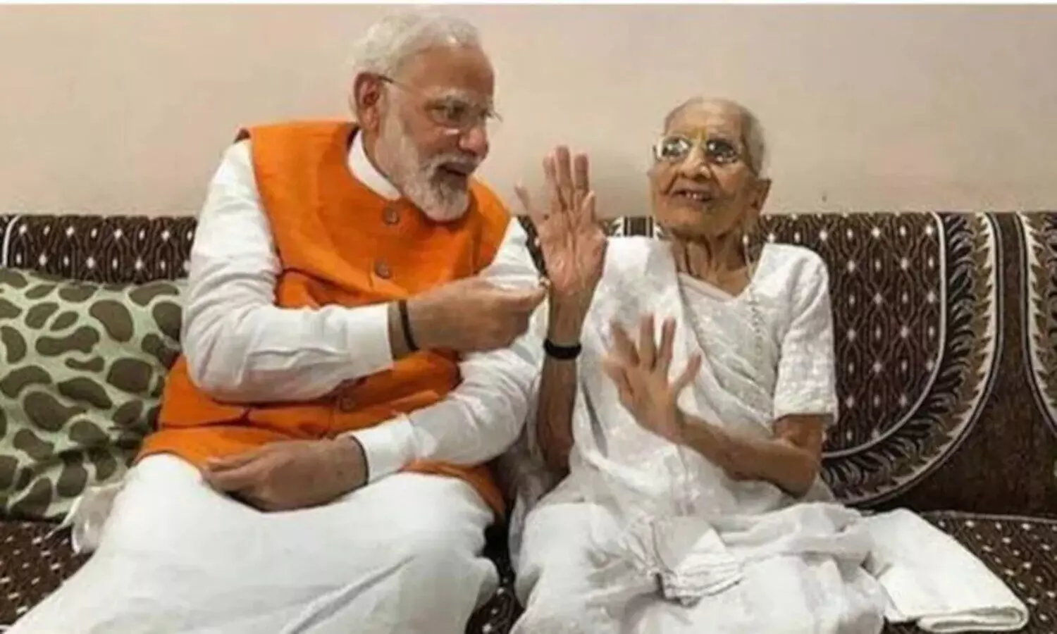 PM Modi and Mother heeraben