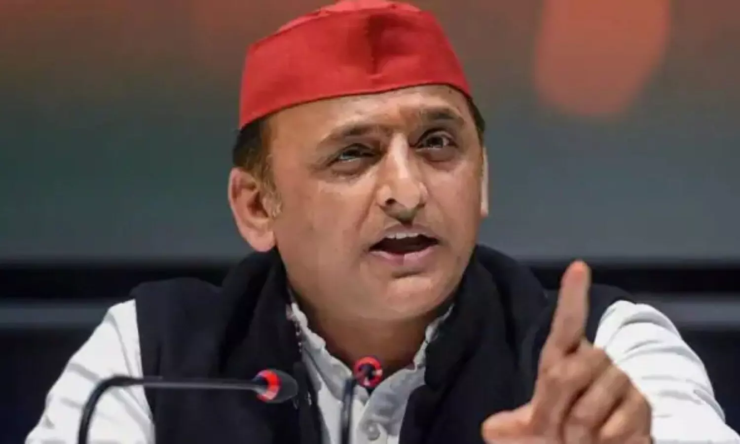 Farmers upset in Yogi government stray cattle destroying crop Akhilesh Yadav